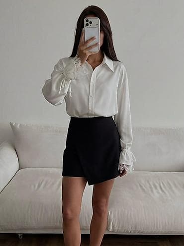 Белая женская блузка с кружевными манжетами. Есть размер M -