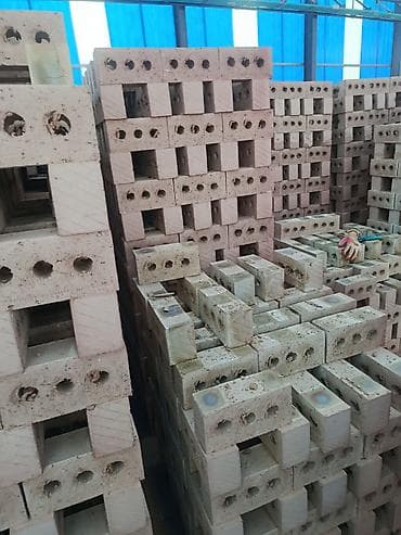 Кирпич пустотелый (перфорация сквозными круглыми отверстиями), цвет — 5