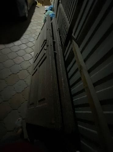 Бронированная дверь, снаружи обшита деревом Высота: 230см Ширина одной — 2