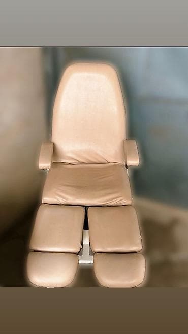 Маникюрные столы: Косметологическое/педикюрное кресло бежевого цвета. - Эргономичная — 1