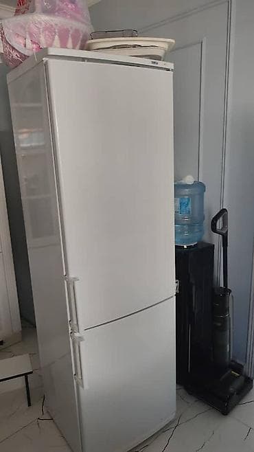 mini refrigerator: Холодильник двухкамерный, белый, с нижней морозильной камерой — 1