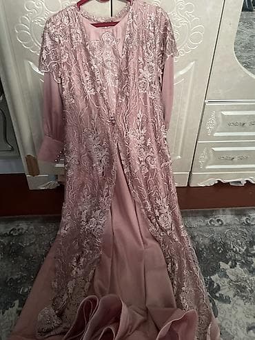 chanel allure: Вечернее платье пудрово‑розового цвета с накидкой и шлейфом. - — 2