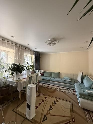 Продаю дом 
Район баят 
Участок 3,5 соток 
На территории 2 дома — 7