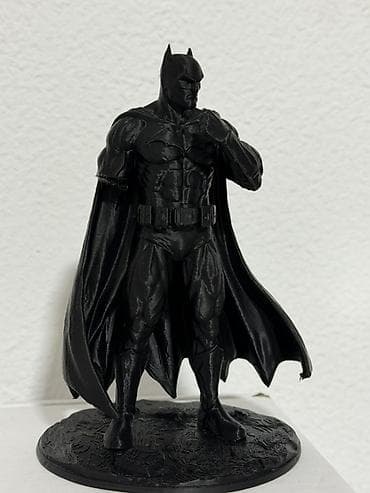 Фигурка бетмена на декоративной подставке. - Материал: пластик PLA -