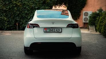варианты: Tesla Model Y: 2023 г., Автомат, Электромобиль, Кроссовер — 4