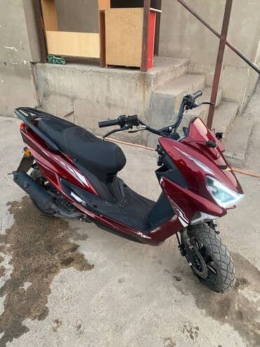 Скутер макси-класса, красный металлик. Особенности: - Агрессивный at lalafo.kg Скутер макси-класса, красный металлик. Особенности: - Агрессивный