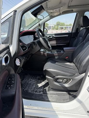 автомобильные ключи набор: GAC GN8 (Trumpchi) — 7‑местный минивэн белого цвета Основные — 3