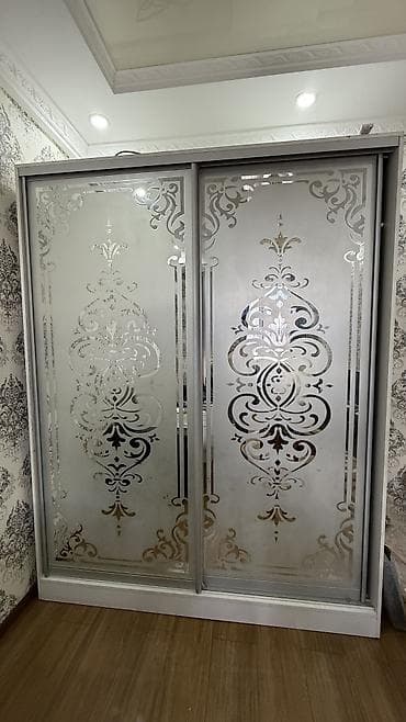 кийим салгыч шкаф: Продаётся вместительный шкаф-купе белого цвета. В хорошем состоянии — 1