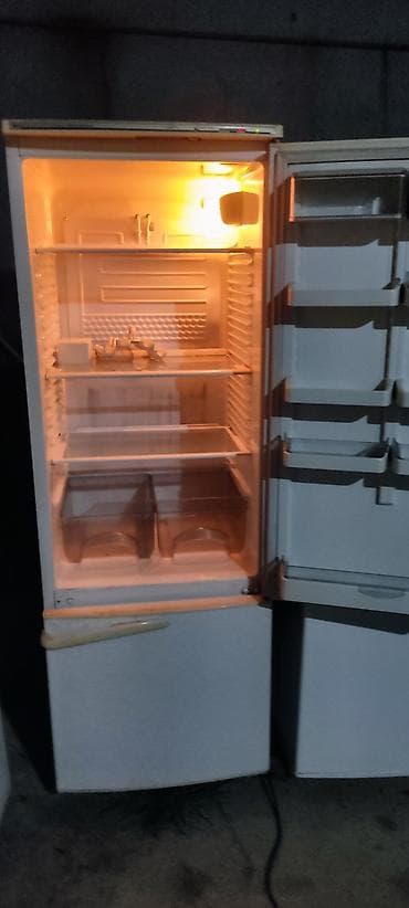 стекло холодильника: Двухкамерный холодильник с нижней морозильной камерой. Особенности: - — 3
