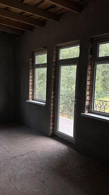 Дома: Двухэтажный кирпичный дом с просторным балконом и видом на зелёную — 6