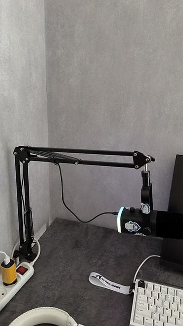 Микрофон Fifine с кронштейном 
отлично работает провода и коробка есть