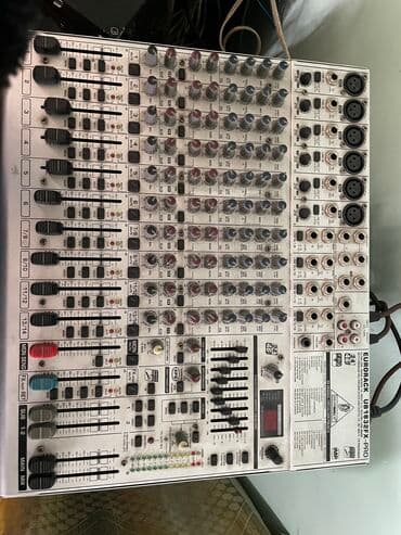 купить микрофон караоке: Пульт усилитель низкие и высокие частоты в комплекте . На одной — 2