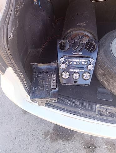 Блок центральной консоли Mazda 6 GG/GY (дорестайлинг) в сборе Состав — 1