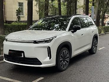 Унаа: Aion Hyper HT — электрический кроссовер в белом цвете с контрастной — 2