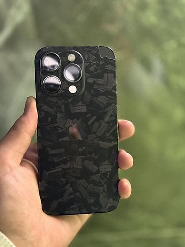 IPhone 14 Pro с тремя камерами и вспышкой, в защитном виниловом скине