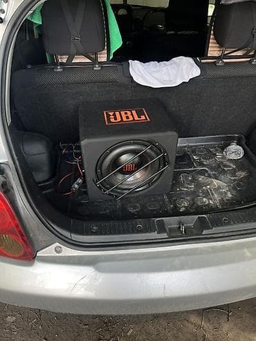 Сабвуфер почти новый JBL в корпусе с фазоинвертором и встроенным