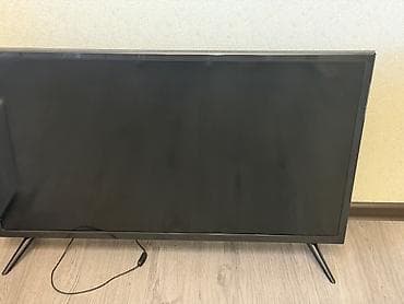 Телевизор LED, диагональ примерно 40–43". Тонкие рамки, устойчивые