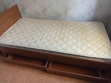 bunk bed: Односпальная кровать с матрасом и выдвижными ящиками для хранения. - — 2