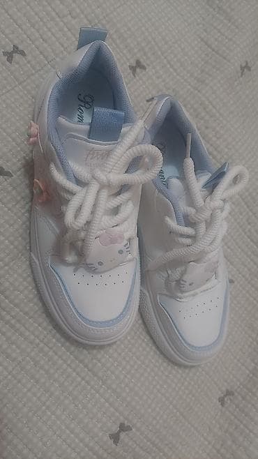 обувь 46 размер: Кроссовки детские, белые с голубыми вставками. - Декор шнурков — 1