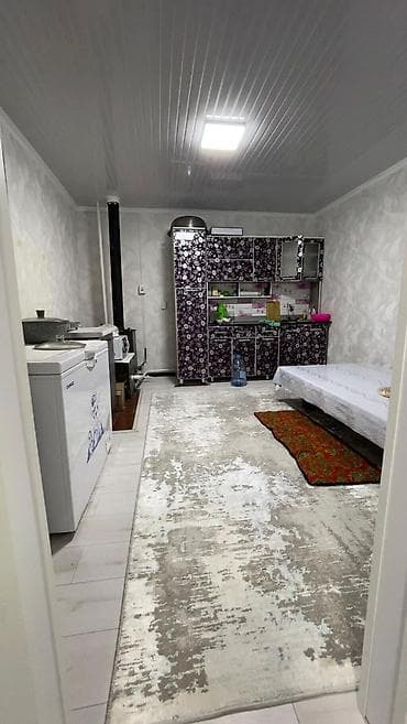 продаю дом ала тоо 1: 🏡 Срочно продаётся дом в Ала-Тоо-3 📍 Ближе к Магистрали 🛏 5 комнат 📐 — 4
