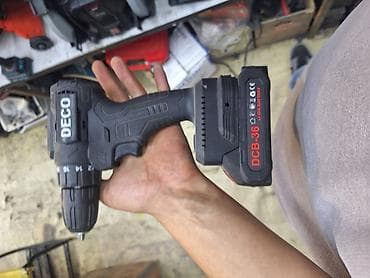Строительное оборудование: Аккумуляторная дрель-шуруповерт Deco черного цвета. Инструмент оснащен — 1