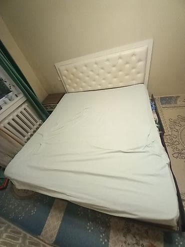 Двуспальная кровать с высоким мягким изголовьем. - Изголовье: белое — 1