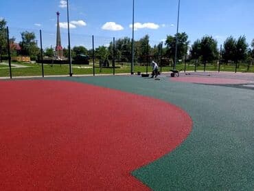 газон для футбольного поля: Предлагается спортивное покрытие для уличных площадок, идеально — 3