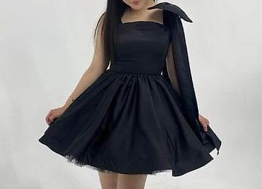 платья: Коктейльное чёрное платье с объемной юбкой и акцентным бантом на — 1