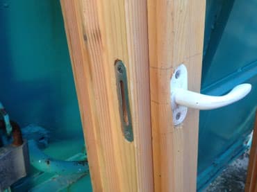 Двери и комплектующие: Продаю деревянные окна без стёкол. новые 3 шт. Вместе с фурнитурой — 5