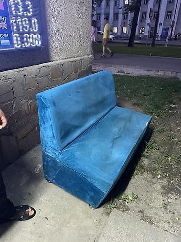 девань: Компактный диван б/у

- Тип: прямой, 2‑местный.
- — 2