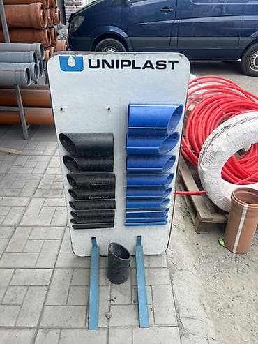 Стенд-демонстратор UNIPLAST с образцами трубных фитингов и гильз. -