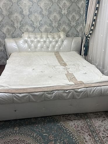 Двуспальная кровать с высоким мягким изголовьем - Размер: двуспальный