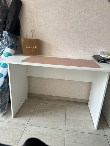 столы и стулья для офиса: В связи с закрытием офиса продаю офисные белые столы 2 шт (стандарт — 1