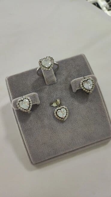 эксклюзивные свадебные пригласительные: Серебряный комплект 925 пробы Размеры имеются Цена 3500сом Есть — 2