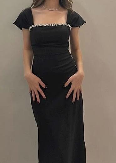 Черное вечернее платье с квадратным вырезом и короткими