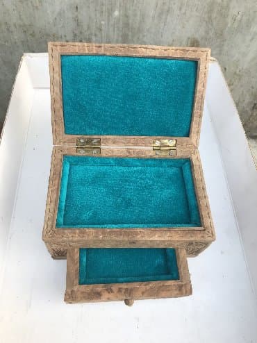 кызыл май свечи в бишкеке: Продаю шкатулку (деревянную, ручная работа), длина-14см., ширина-9см. — 2