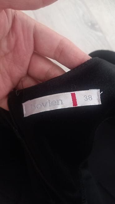 черные рубашки: Элегантное черное платье-миди. - Прямой силуэт с центральным — 6