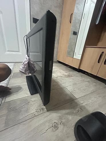 v tech: Телевизор LG, диагональ около 26–32". Плоская ЖК/LED‑панель — 4