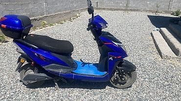 suzuki shift: Электроскутер синего цвета с боковыми зеркалами и передним дисковым — 2