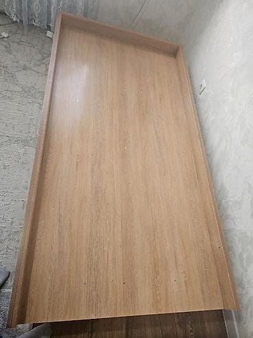 small table: Односпальная кровать-подиум с бортиками + матрас - Размер спального — 1