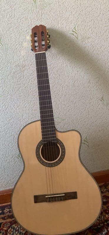 купить струны на классическую гитару: Классическая гитара с корпусом светло-коричневого цвета и темной — 1