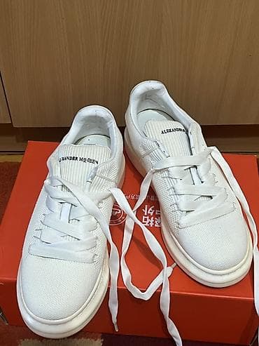 mcqueen: Белые кроссовки Alexander McQueen.Ю, в однотонном белом цвете, с — 2