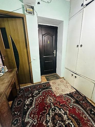 Кыймылсыз мүлк: Продается в центре города 3 комнатная квартира к этаже 77 серии. В — 2