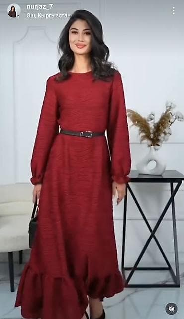 кийим алам: Платье миди бордового цвета с фактурным рельефным рисунком. - Силуэт — 2