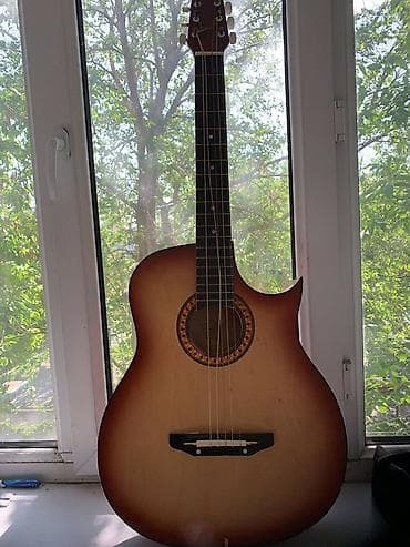 Акустическая гитара с вырезом (cutaway) для удобного доступа к верхним