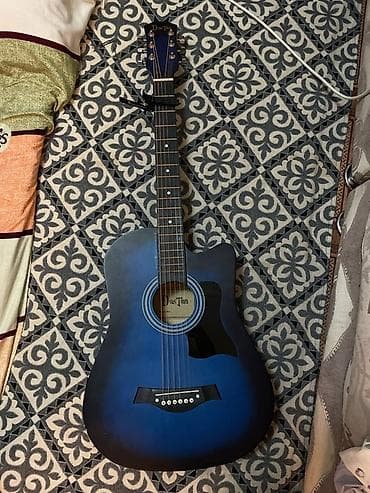 Музыкальные инструменты: Акустическая гитара синего цвета с черной окантовкой и вырезом на — 1