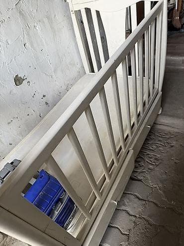 Детская кроватка-манеж из массива в классическом белом цвете