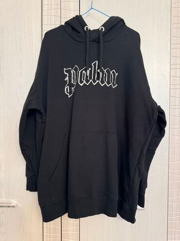 Киреге берилүүчү кийимдер: Черное унисекс худи с капюшоном и карманом-кенгуру. Спереди крупный — 1