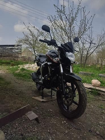 400 куб: Мотоцикл класса нейкед, черный с красными акцентами. Основные — 2