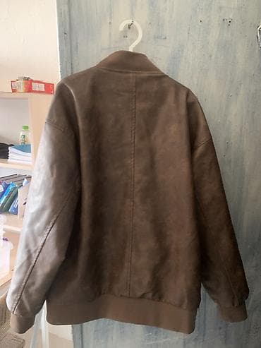 Женская одежда: Бомбер из эко‑кожи, коричневый - Классический крой с резинками по — 2